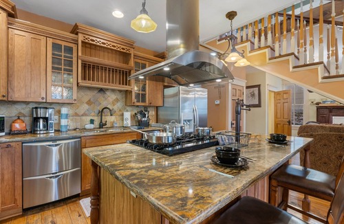 Eureka Springs Historic District House | Downtown House w/Parking! On Spring St, Hot Tub!
