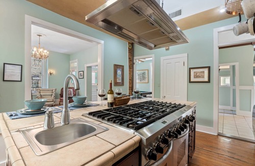 Eureka Springs Historic District House | Downtown House w/Parking! On Spring St, Sleeps 8!