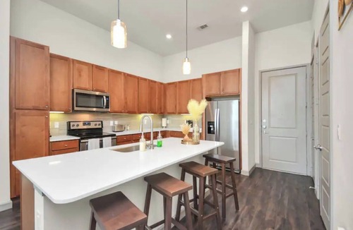 Central Business District Apartment | Downtown Houston Luxury Mid-Rise Apartment