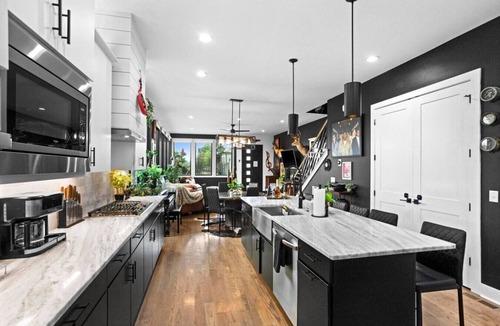 Chestnut Hill House | Downtown Jungle! Exotic, Unique, Bold 7 min 2 DT