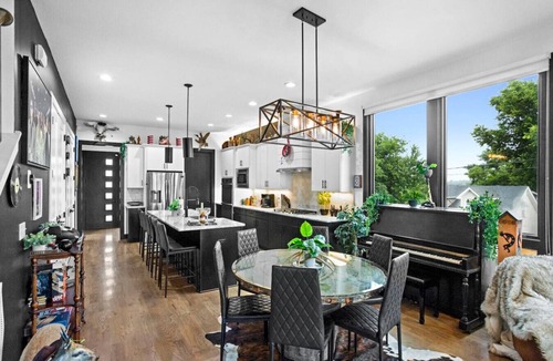 Chestnut Hill House | Downtown Jungle! Exotic, Unique, Bold 7 min 2 DT