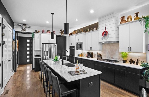 Chestnut Hill House | Downtown Jungle! Exotic, Unique, Bold 7 min 2 DT