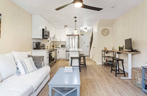 Enchanted Lake Apartment | Downtown Kailua | Steps to shops | W/D | Parking