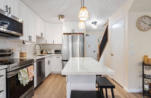 Enchanted Lake Apartment | Downtown Kailua | Steps to shops | W/D | Parking