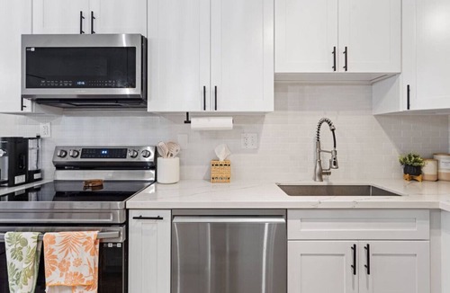 Enchanted Lake Apartment | Downtown Kailua | Steps to shops | W/D | Parking