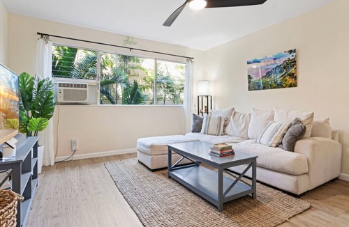 Enchanted Lake Apartment | Downtown Kailua | Steps to shops | W/D | Parking