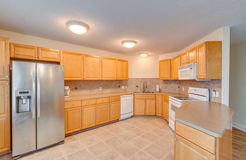 Clear Lake Shores Apartment | Downtown Kemah Rental ~ 3 Blocks to Boardwalk!