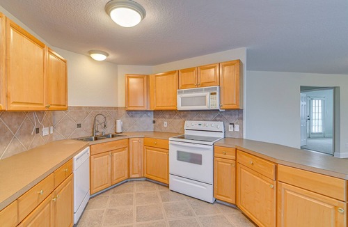 Clear Lake Shores Apartment | Downtown Kemah Rental ~ 3 Blocks to Boardwalk!