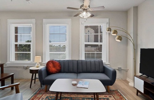 Brazos Apartment | Downtown King Apartment w/King Bed