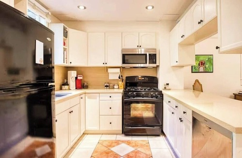 Greenwood - Coxwell House | Downtown-king bed- BBQ- free parking- near ttc