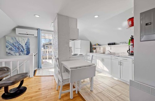 Queens Square Apartment | Downtown King Suite Sanctuary 2 Min to Waterfront