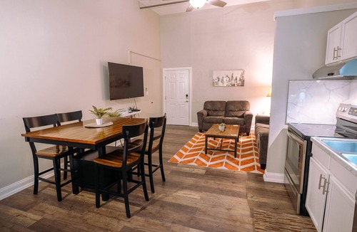 Downtown Lafayette Historic District Condo | Downtown Lafayette Queen Suiten