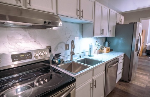 Downtown Lafayette Historic District Condo | Downtown Lafayette Queen Suiten