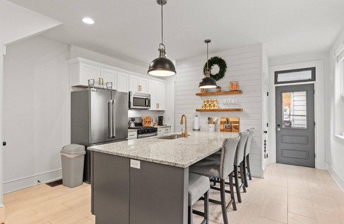 Lancaster House | Downtown Lancaster 3BR 2.5BA Entire Home w/Private Sauna + Free Parking