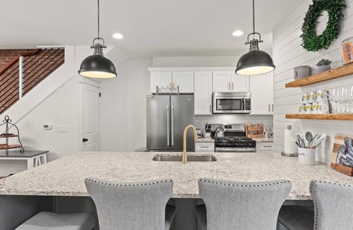 Lancaster House | Downtown Lancaster 3BR 2.5BA Entire Home w/Private Sauna + Free Parking