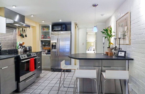 Mount Vernon Square Apartment | Downtown Large Apt w/parking Convention Center