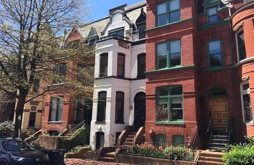 Mount Vernon Square Apartment | Downtown Large Apt w/parking Convention Center