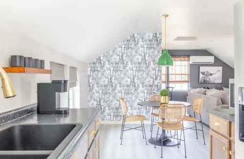 La Grange House | Downtown LG | Stay by the Ice Plant | Sleeps 17