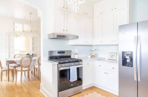 La Grange House | Downtown LG | Stay by the Ice Plant | Sleeps 17