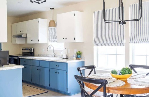La Grange House | Downtown LG | Stay by the Ice Plant | Sleeps 17