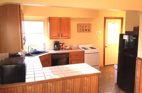 Hermann House | Downtown Location, Door to Door Private Shuttle, Great View, & Free Breakfasts