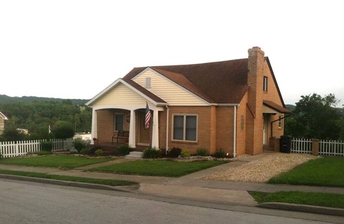 Hermann House | Downtown Location, Door to Door Private Shuttle, Great View, & Free Breakfasts