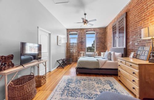 Perryville Apartment | Downtown Loft Amazing Bath Tub & Shower #9