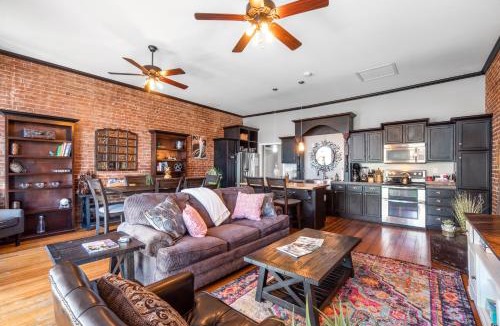 Perryville Apartment | Downtown Loft Amazing Bath Tub & Shower #9