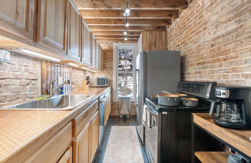 Eureka Springs Historic District Apartment | Downtown Loft on Spring, Sleeps 7, Near Basin Park