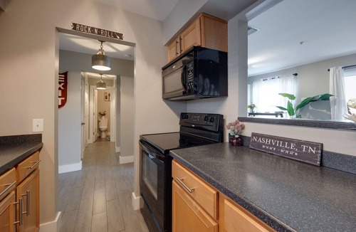 North Capitol Condo | Downtown Loft w/Pool |Near Honky Tonks-Riverfront