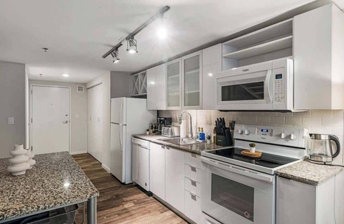 Downtown Cincinnati Apartment | Downtown Loft with Pool & Rooftop