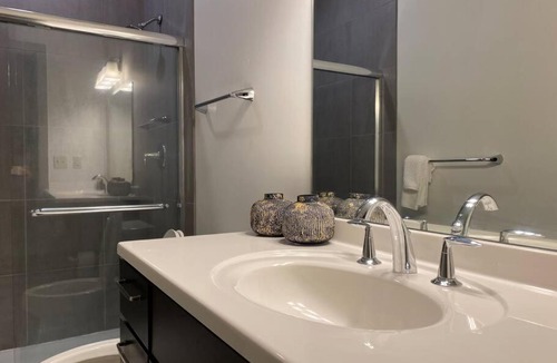 Quality Hill Apartment | Downtown Loft with Skyline View