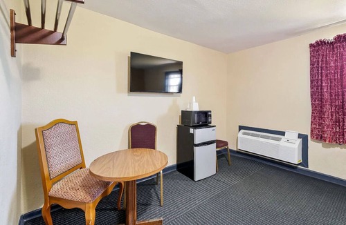 Luling Hotel | Downtown Luling Lodging w/Parking, 2 Min Drive to I-10 & US-90 Highway Access