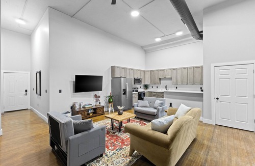 Delaware Apartment | Downtown Luxurious