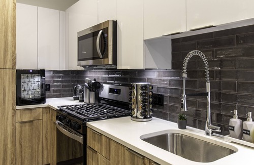 Chelsea Apartment | Downtown Luxury Oasis: King Bed, Gym, Parkingn