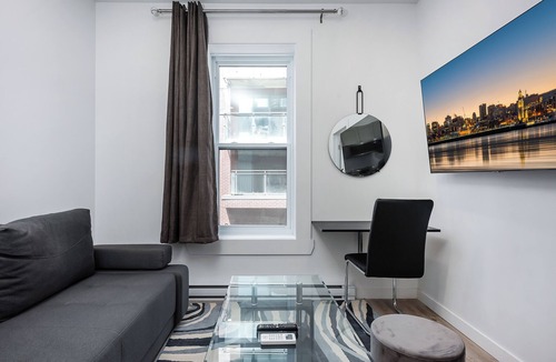 Quartier des Spectacles Apartment | Downtown Luxury one bedroom with free parking