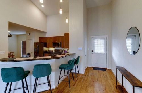 Central Business District Apartment | Downtown Luxury Stay by Minute Maid