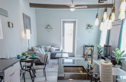 Historic Garderns House | Downtown Luxury Townhome-1 mile from River Walk