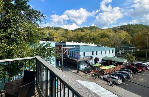 Eureka Springs Historic District Apartment | Downtown luxury, full amenities with parking