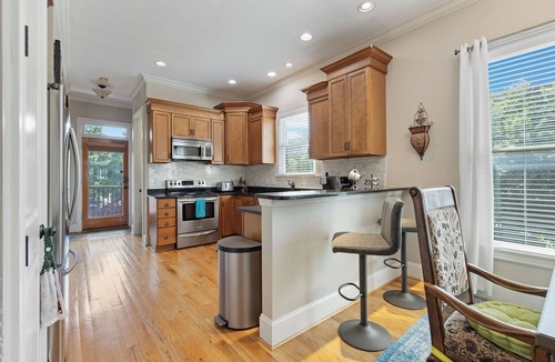 Hope Gardens House | Downtown Luxury – Walk to Broadway - Private Beds for Everyone - Sleeps 12+