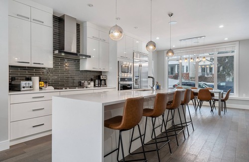 Parkhill-Stanley Park House | Downtown Luxury with Amazing Kitchen & jetted tub!