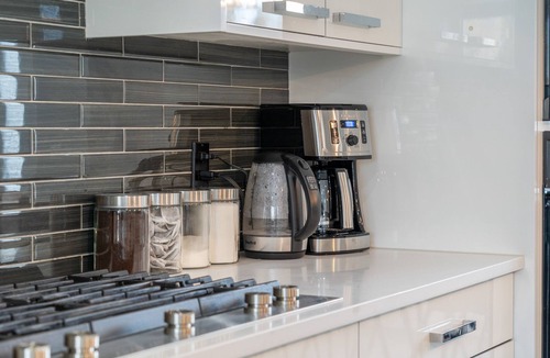 Parkhill-Stanley Park House | Downtown Luxury with Amazing Kitchen & jetted tub!