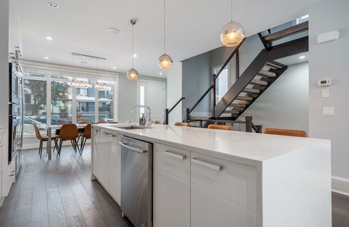 Parkhill-Stanley Park House | Downtown Luxury with Amazing Kitchen & jetted tub!