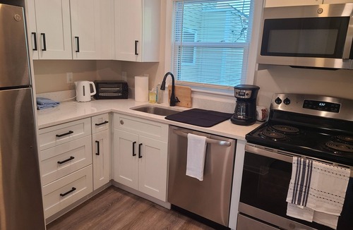 Marblehead Apartment | Downtown Marblehead 2brm/1.5bath w/deck