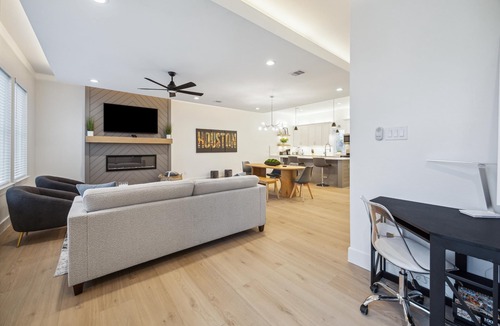 South Central Houston House | Downtown & Med Center Near U of H and TSU + NRG + City Views