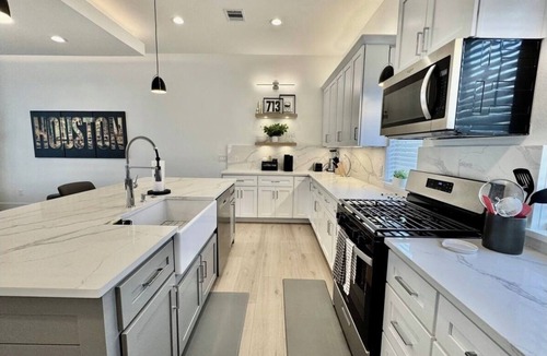 South Central Houston House | Downtown & Med Center Near U of H and TSU + NRG + City Views