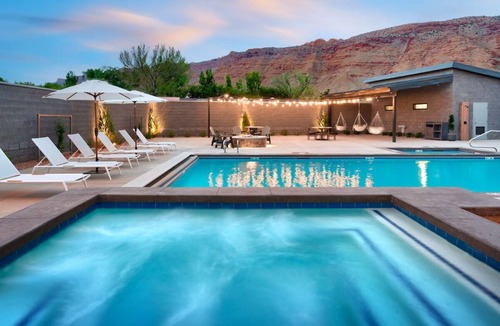 Moab Hotel | Downtown Moab Getaway Starts Here | Ideal For Family Stay | Pool & Free Parking