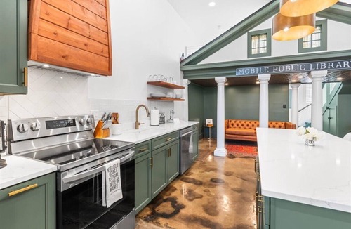 Central Business District Apartment | Downtown Mobile - Walk to everything - Downtown luxe - Pets Welcome