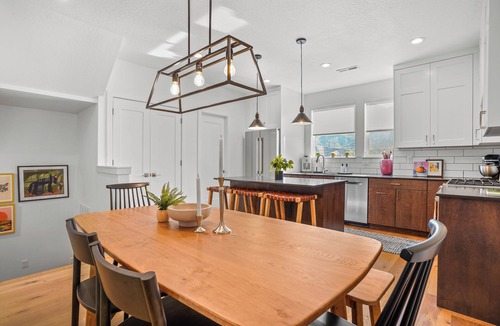 Timp House | Downtown Modern 3-Bed Townhome with Bright, Upgraded Interiors & Books to read