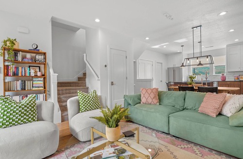 Timp House | Downtown Modern 3-Bed Townhome with Bright, Upgraded Interiors & Books to read